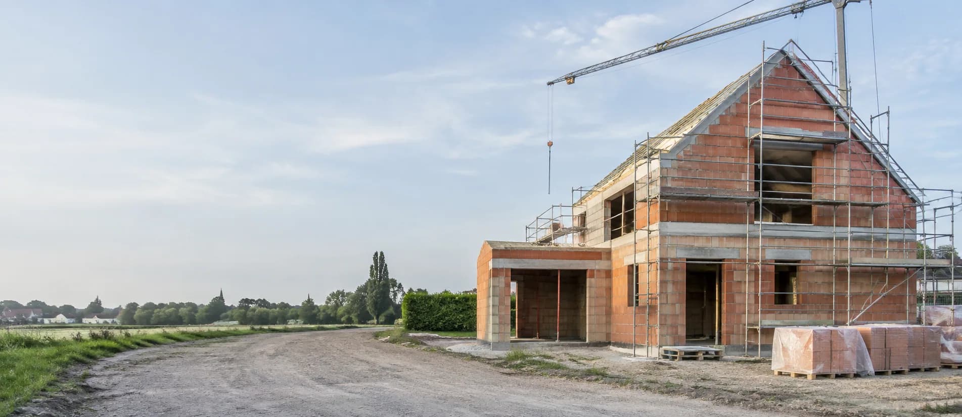 Woning in aanbouw op een overzichtelijke werf
