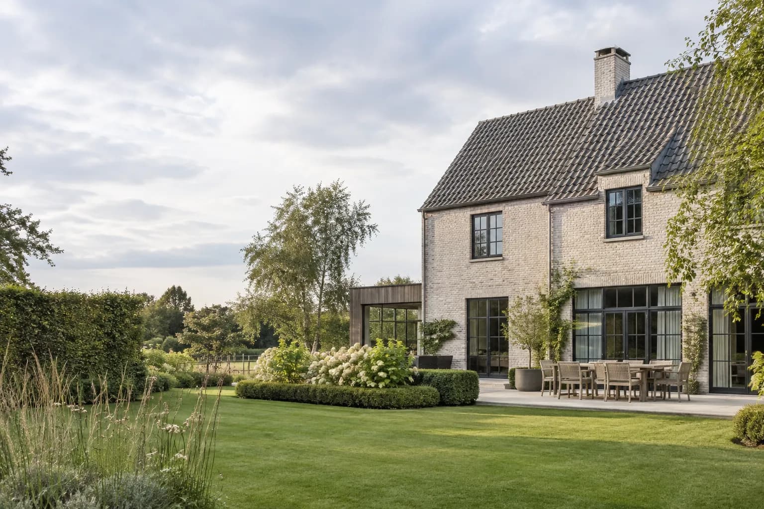 Landhuis met bijzondere bakstenen afwerking en aangelegde tuin
