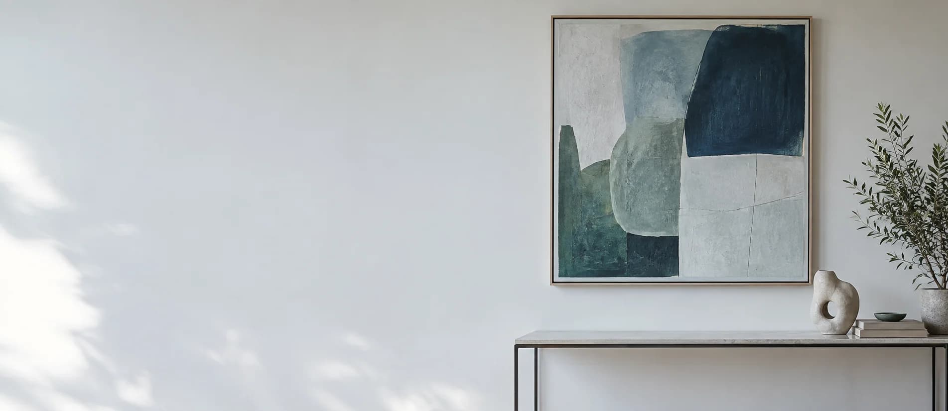 Kunstwerk en sculptuur in een rustige binnenruimte