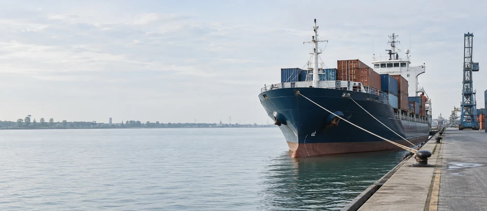 Vrachtschip aan een rustige havenkaai