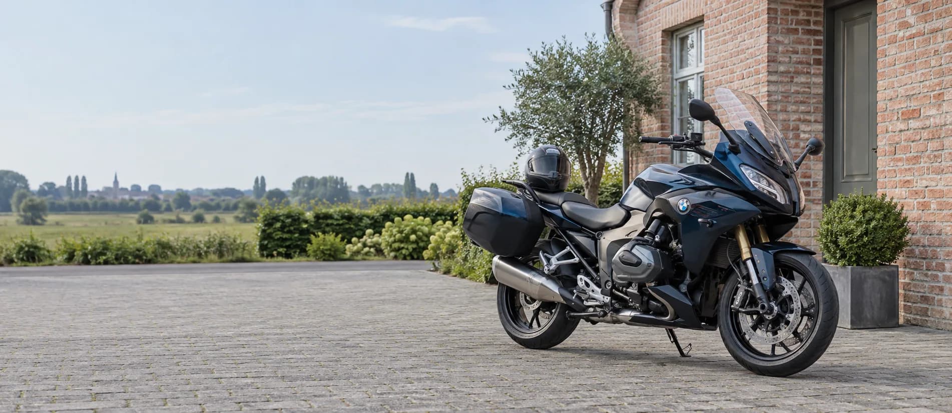 Motorfiets met helm bij een woning