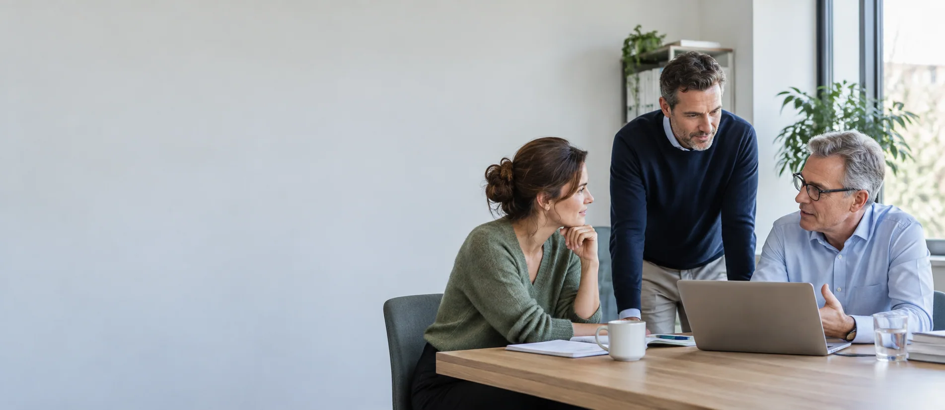Medewerkers in overleg op kantoor